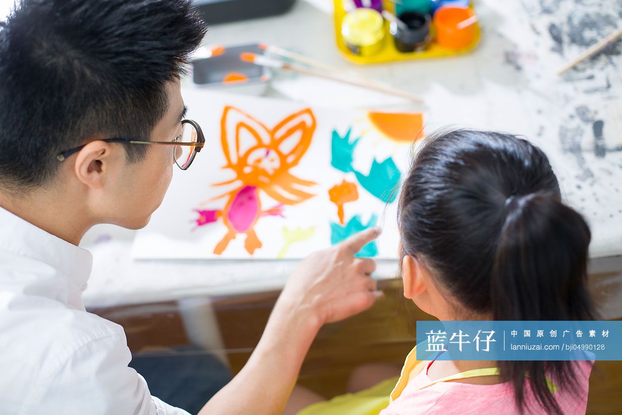 小女孩上美术课