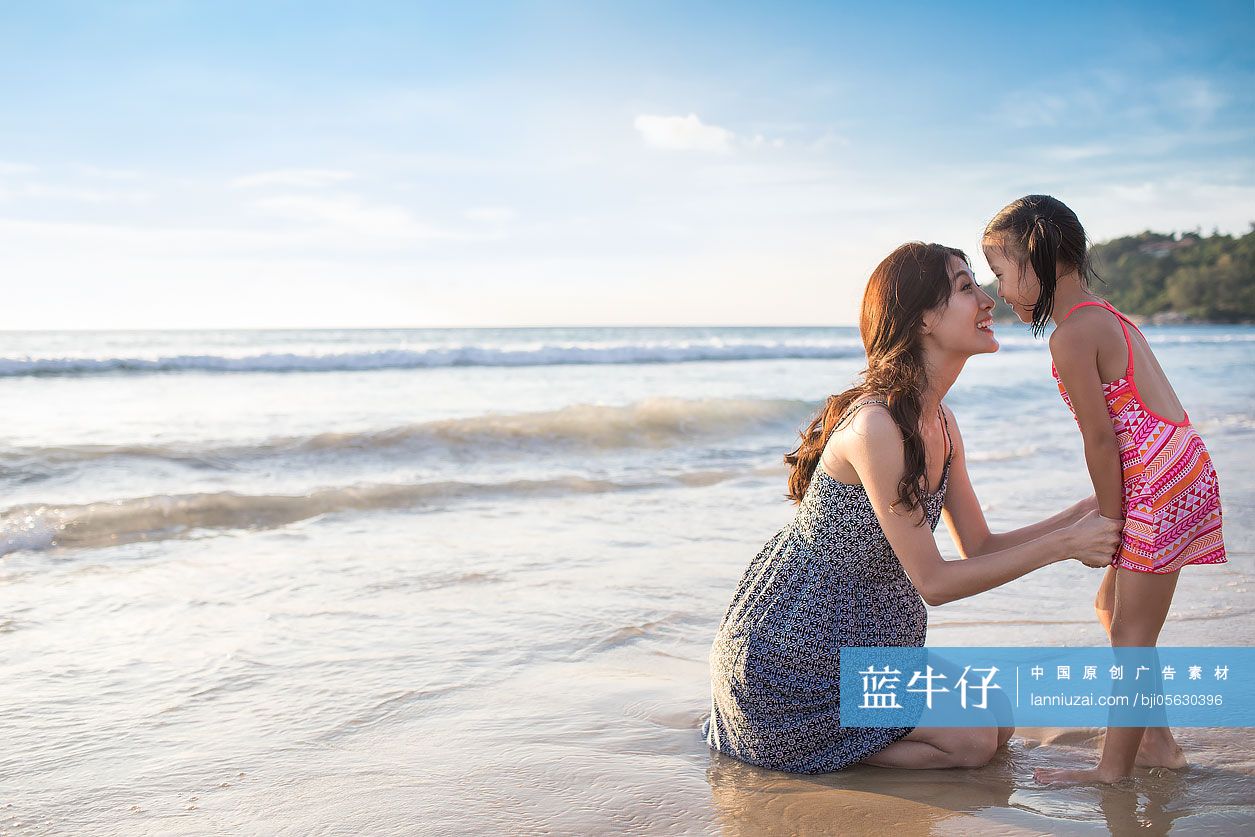 母女在沙滩玩耍