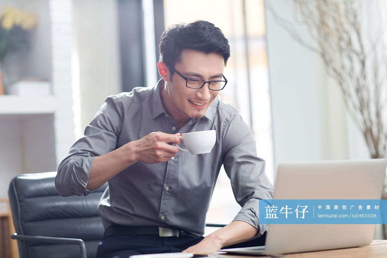 年轻商务男子在办公室工作