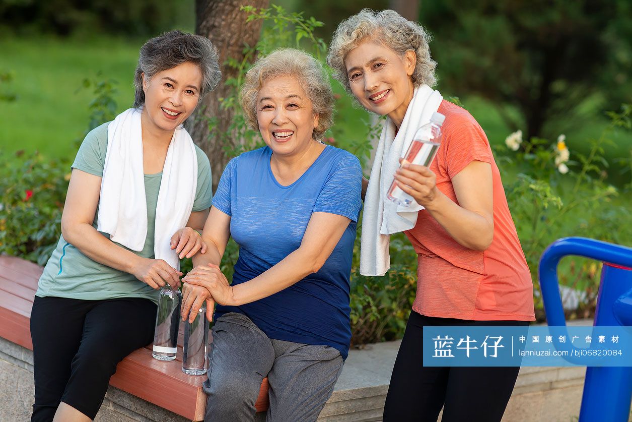 老年闺蜜在公园聊天