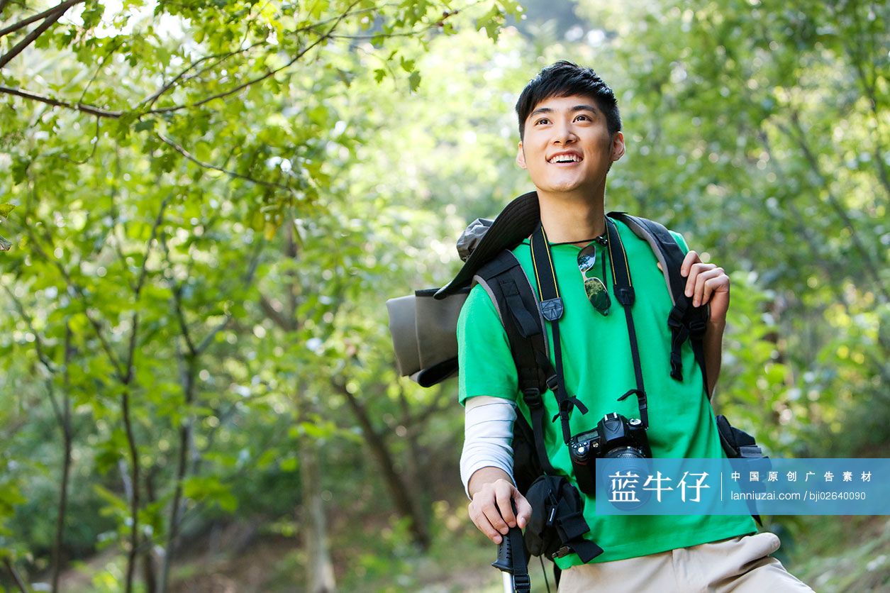 青年人户外郊游