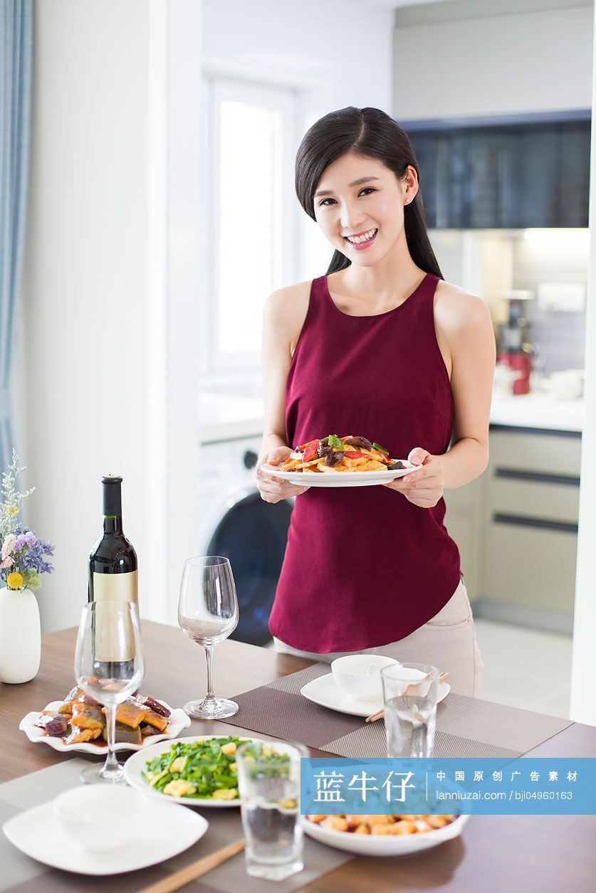 年轻女子摆餐桌准备吃饭