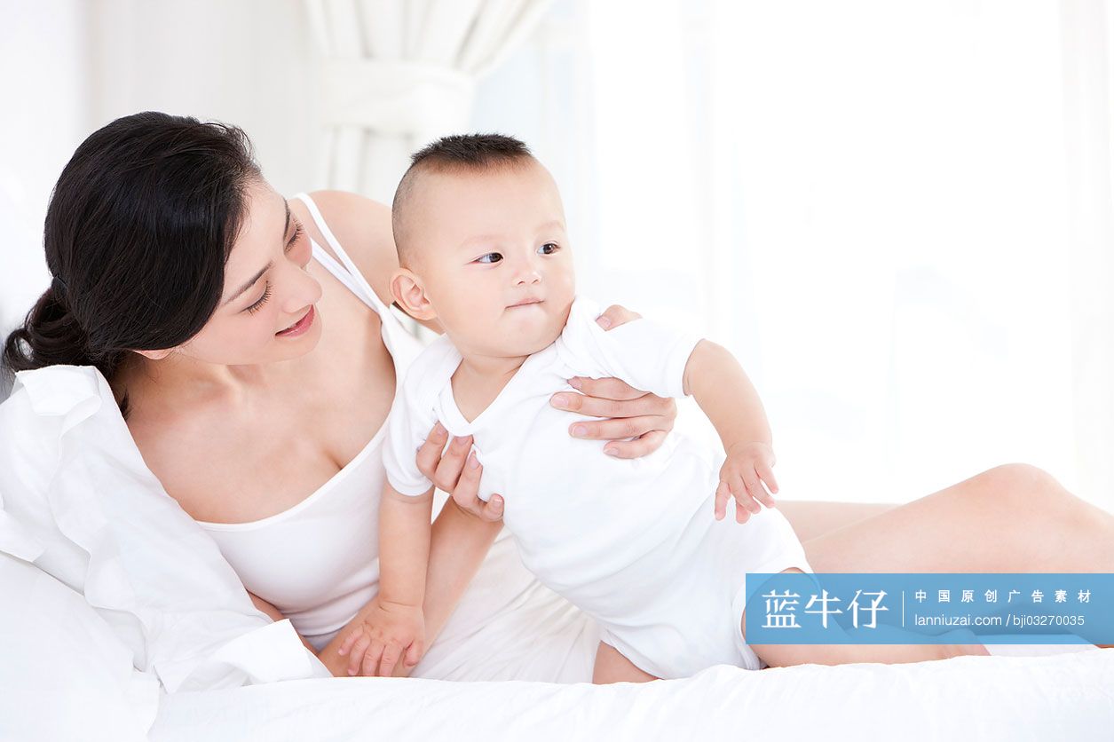 母亲和婴儿的快乐时光