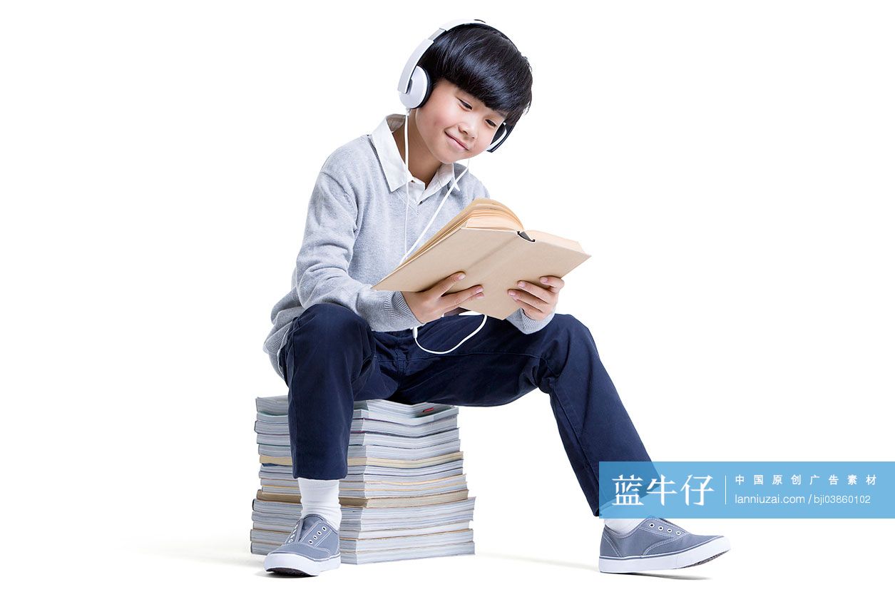 戴耳机的小男孩读书