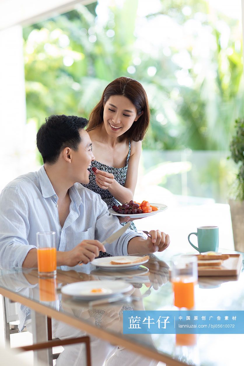年轻情侣在酒店吃早餐