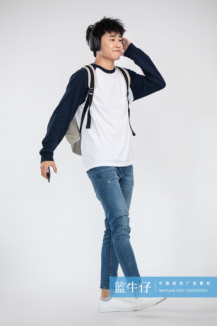 年轻男士戴着耳机听音乐