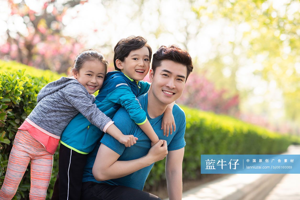 快乐的年轻家庭在公园玩耍