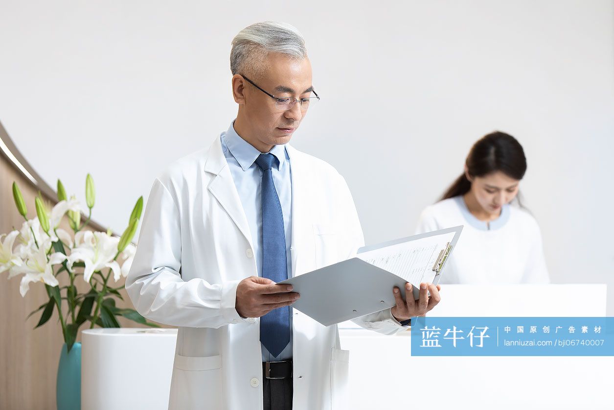自信的专家医生查看病例