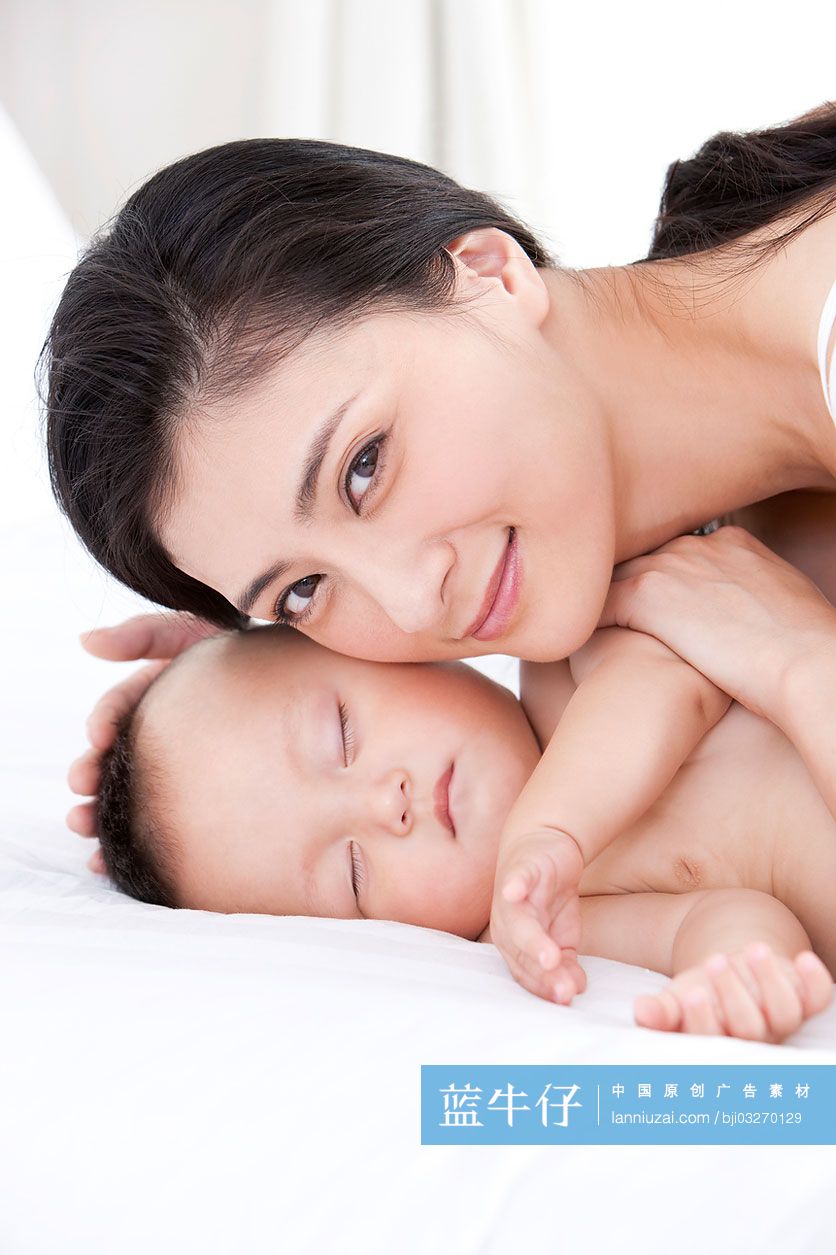 母亲和熟睡的宝宝