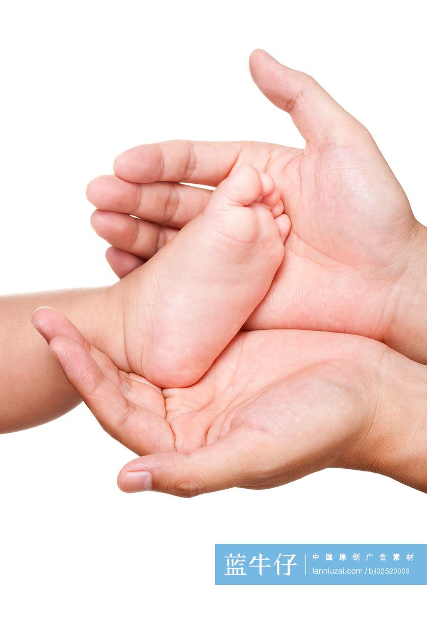 手捧婴儿脚