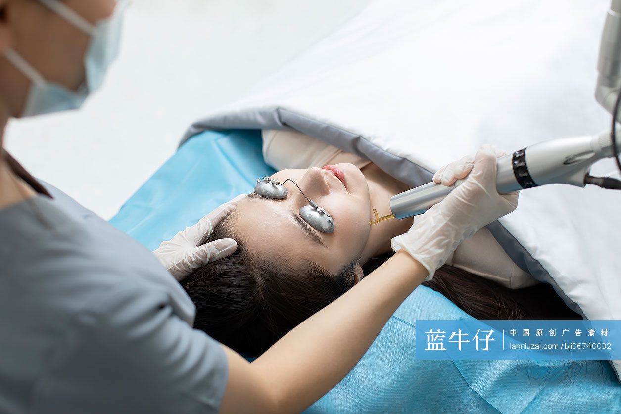 年轻女士医美护肤