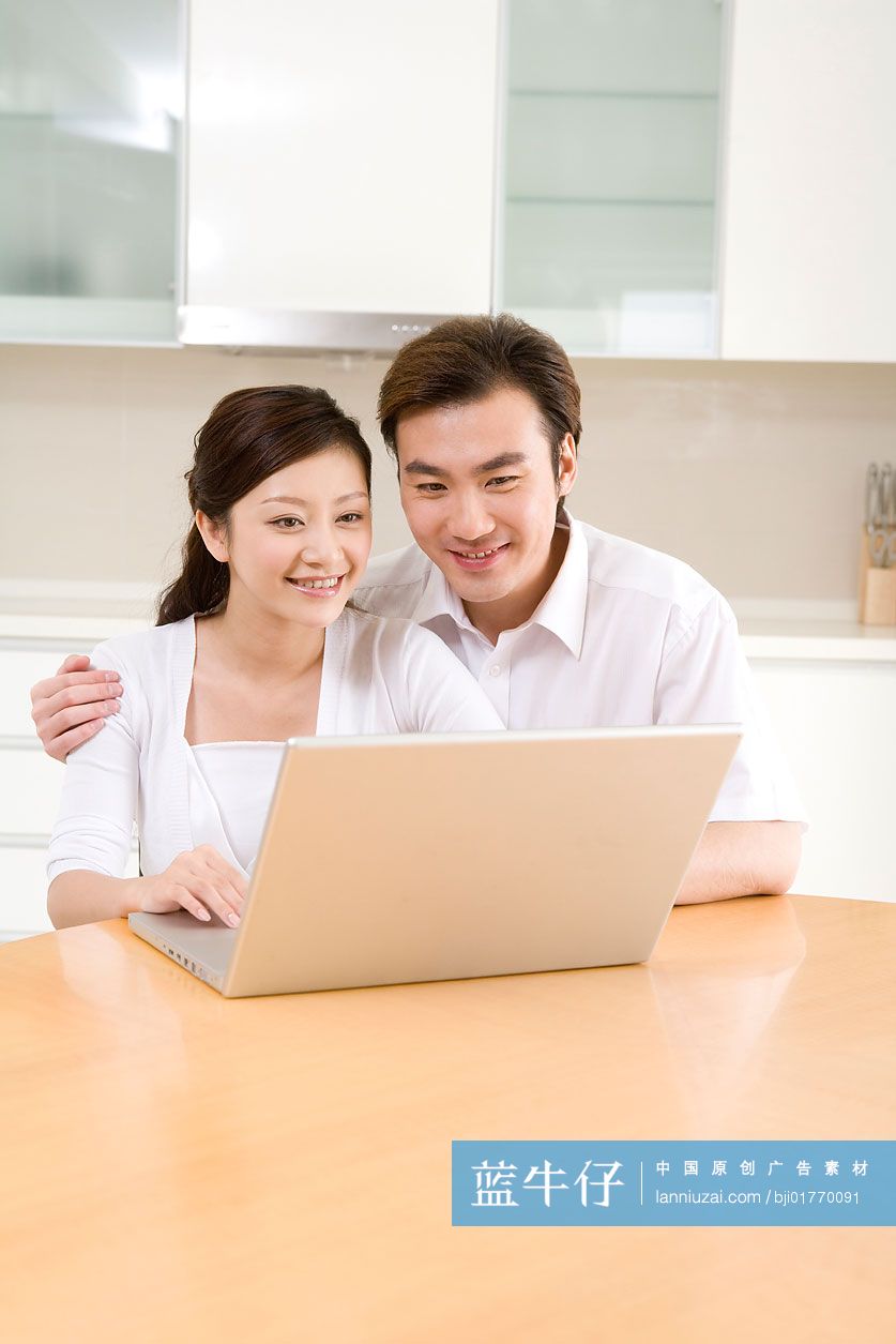 青年男女一起看电脑