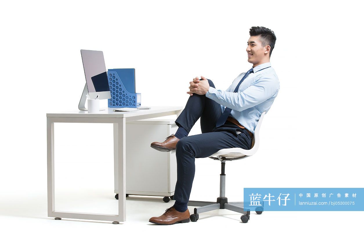 年轻商务男士在办公室锻炼