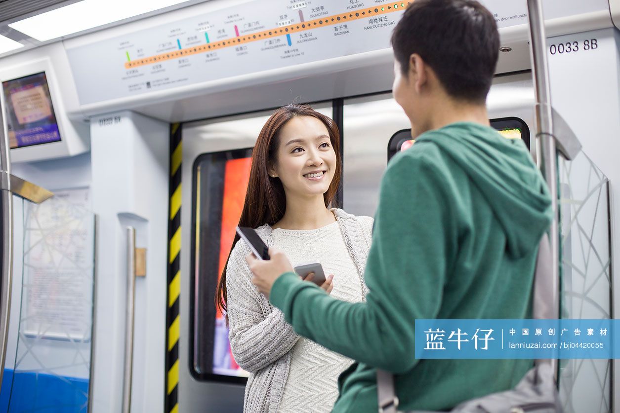 年轻情侣在地铁站-蓝牛仔影像-中国原创广告影像素材