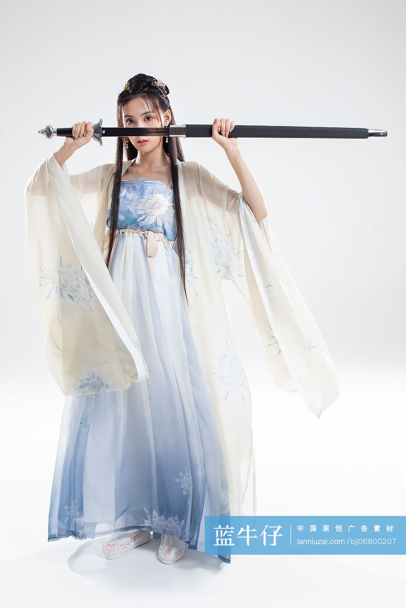 潇洒的年轻女剑客