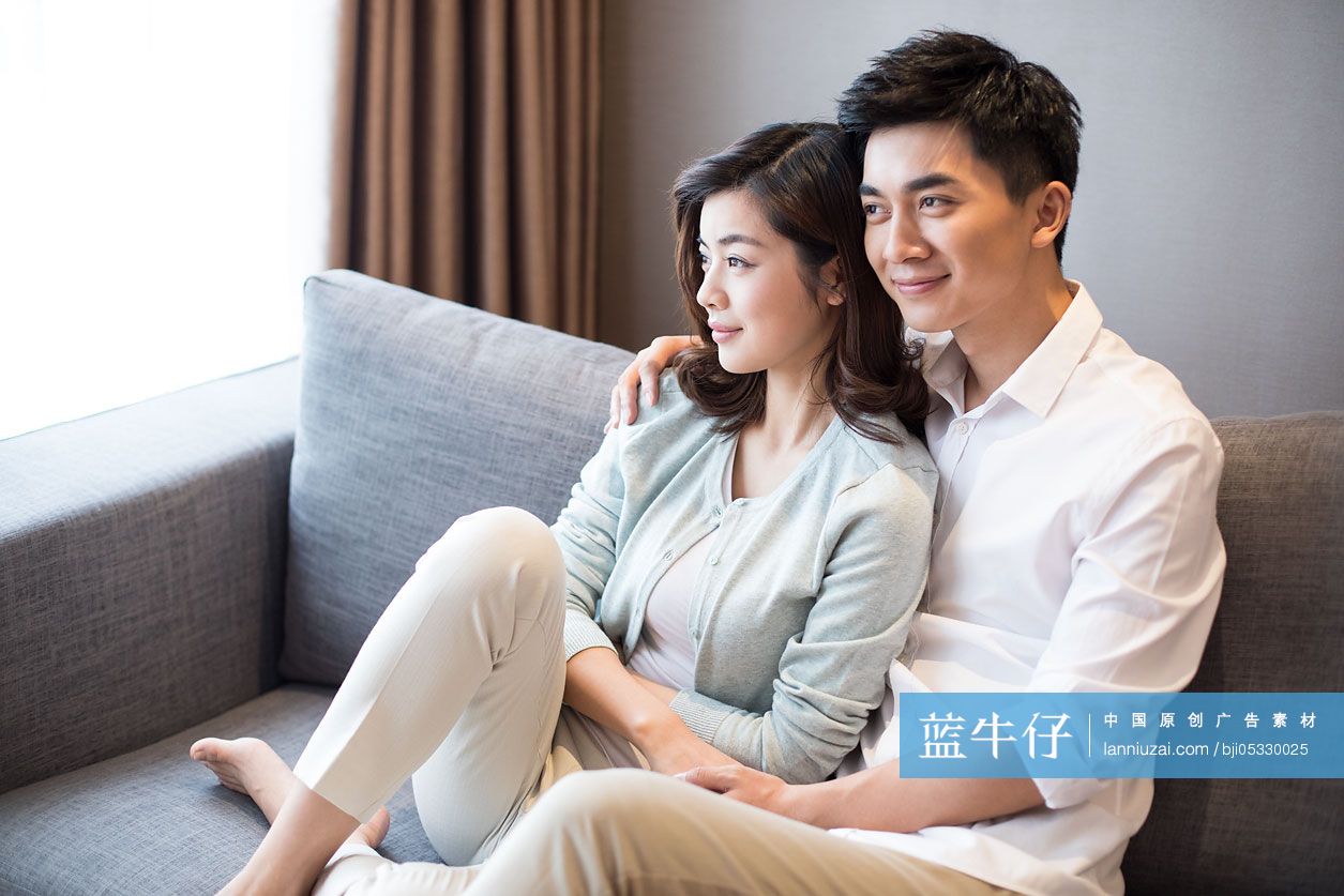 年轻夫妇在家放松休息-蓝牛仔影像-中国原创广告影像素材