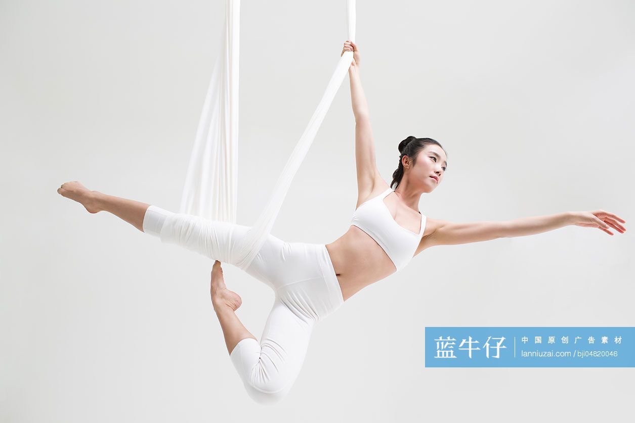 年轻女子练习空中瑜伽