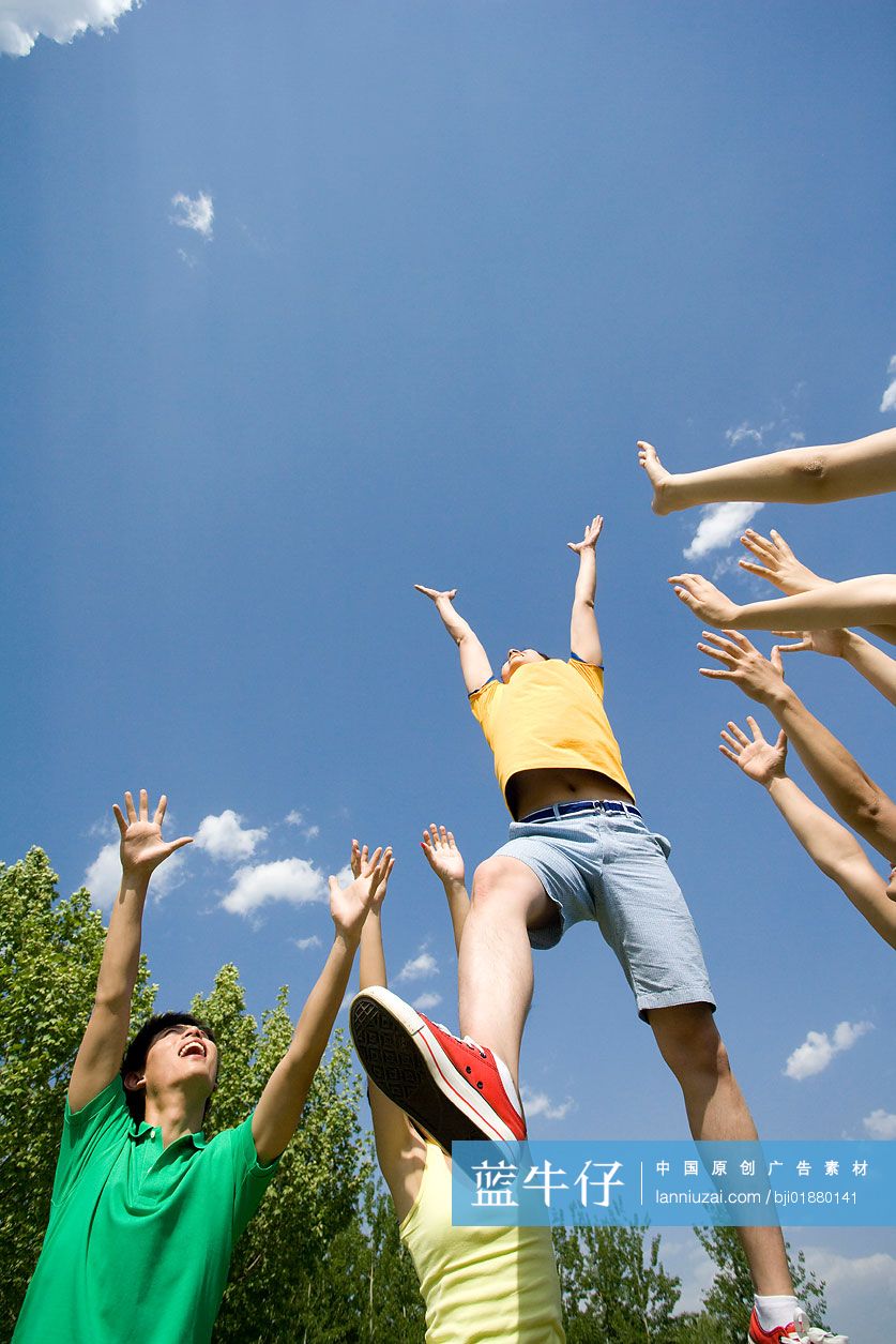 年青人向上跳跃