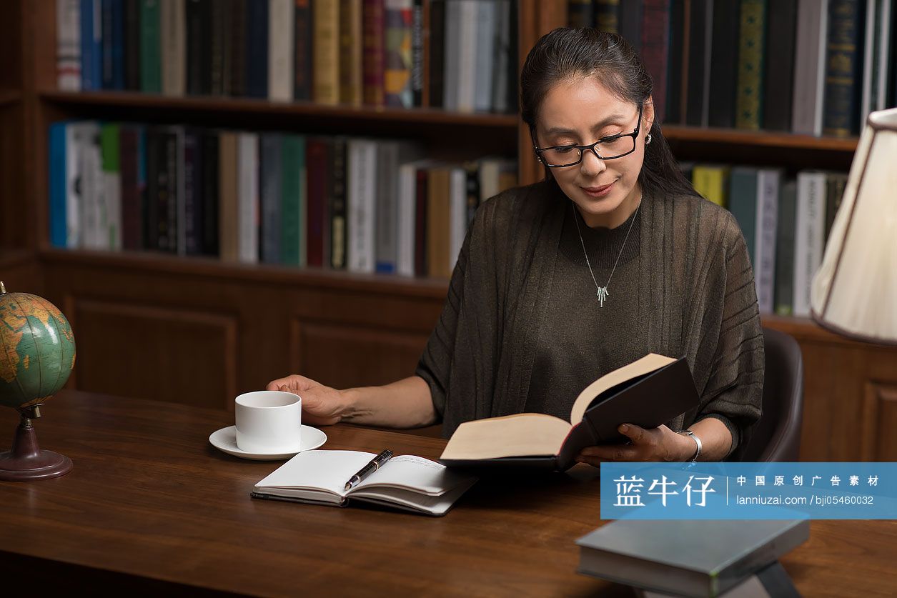 优雅的中年女士在书房读书