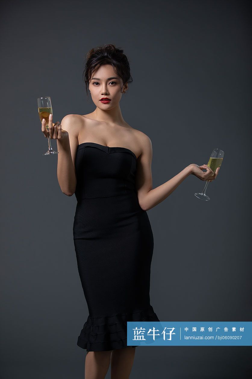 漂亮的年轻女士拿着香槟