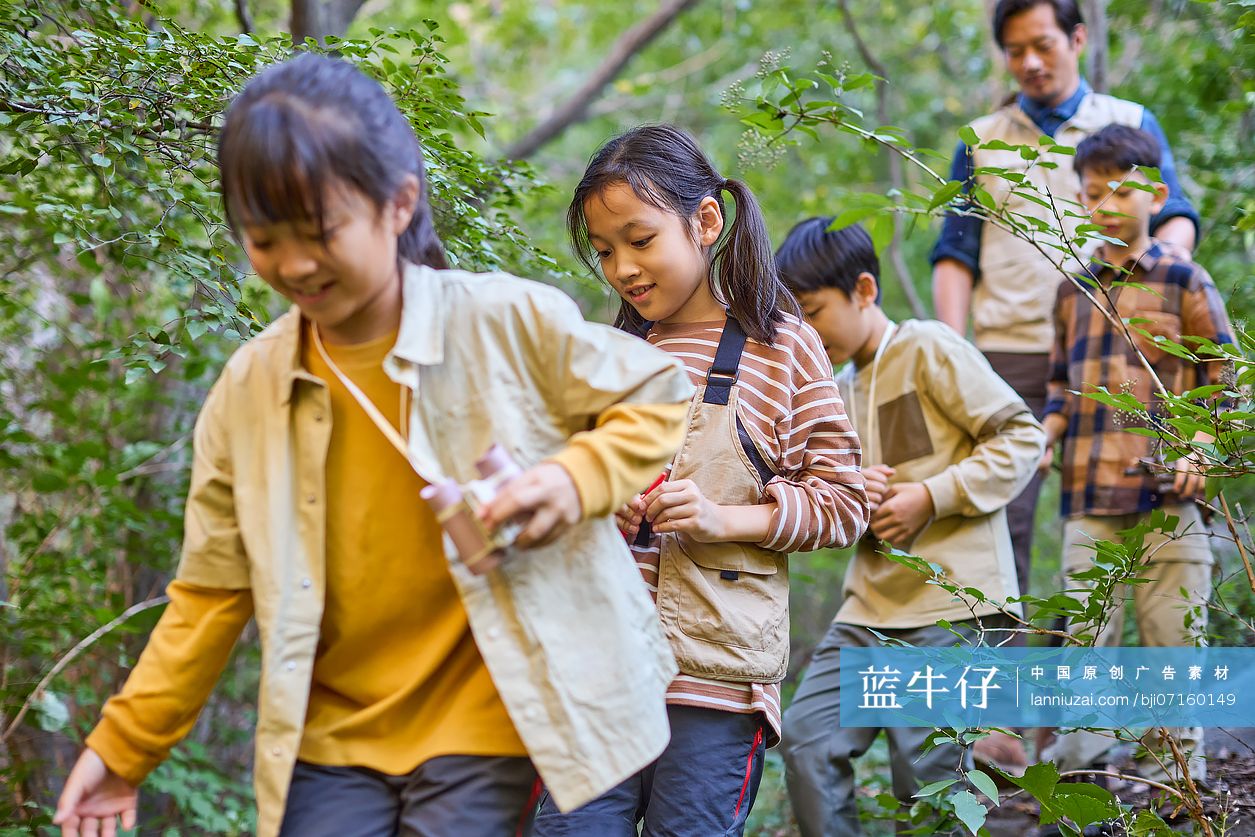 老师带学生在山间远足