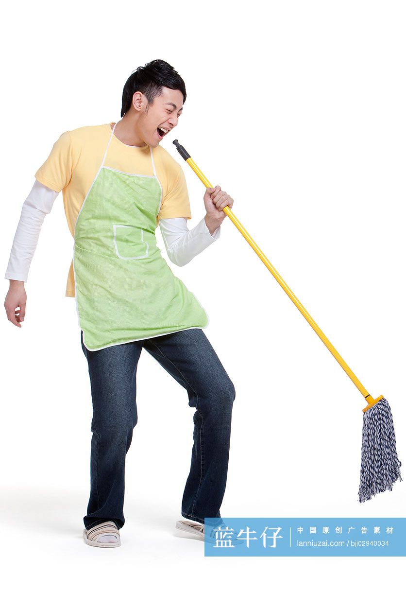 居家青年男性和拖把