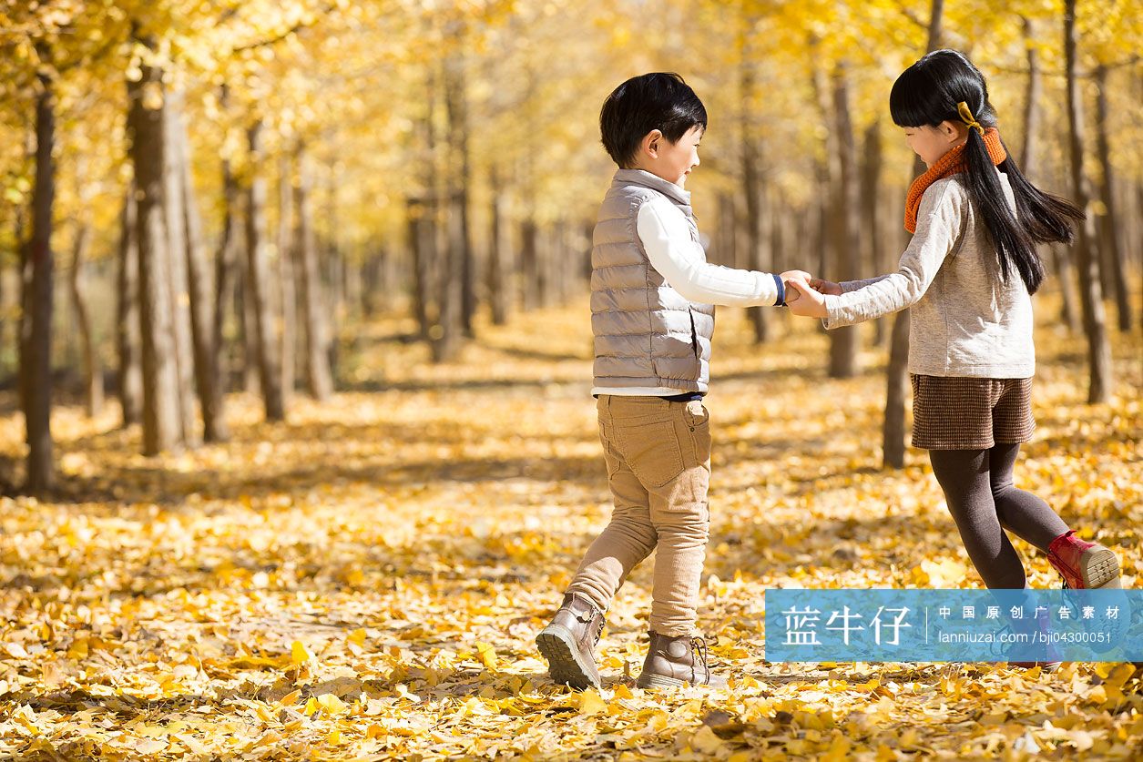 两个小孩在秋日的树林里嬉戏-蓝牛仔影像-中国原创广告影像素材