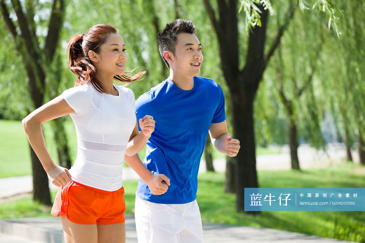 年轻情侣在公园慢跑健身