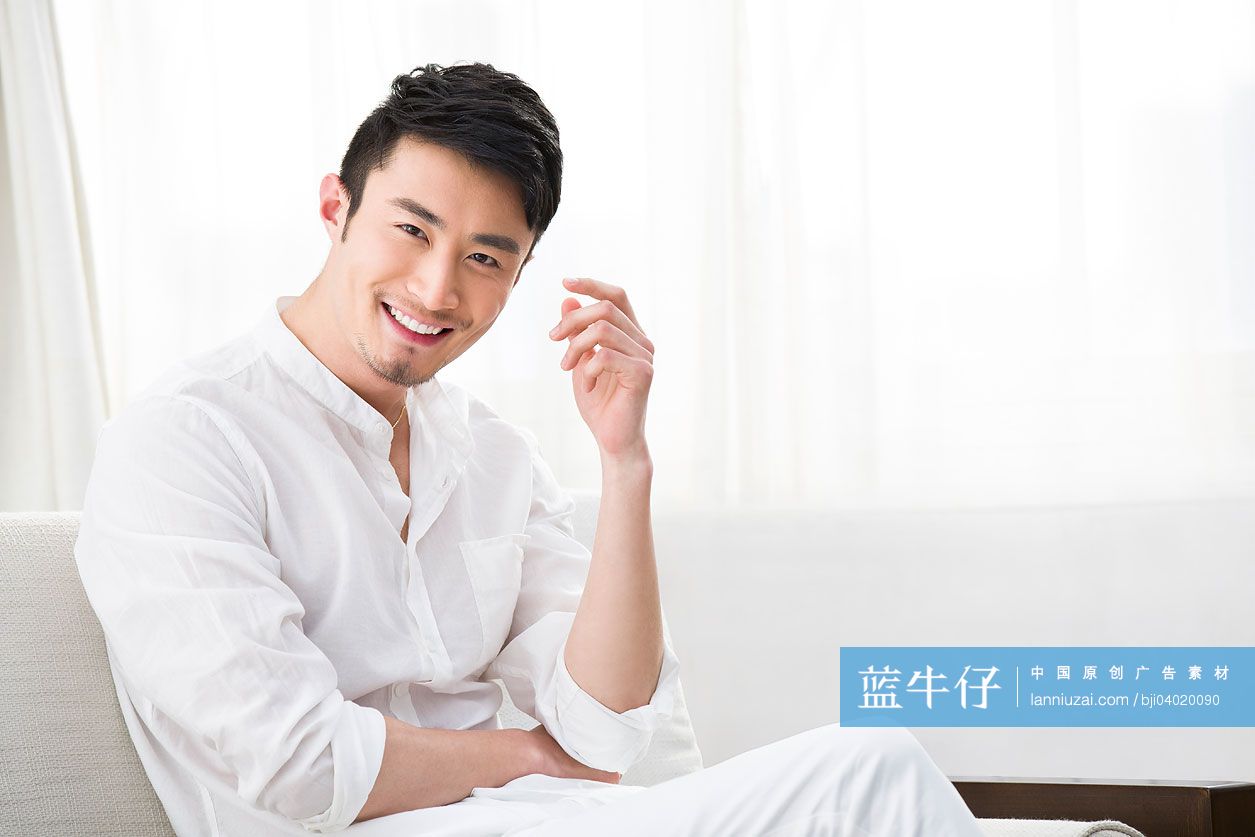 年轻男子坐在沙发上休息