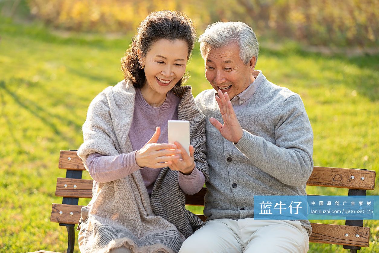 老年夫妇在公园用手机视频