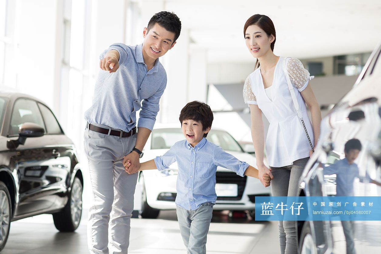 年轻家庭在4S店挑选汽车