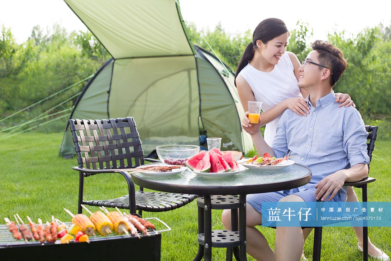 年轻夫妻野外烧烤