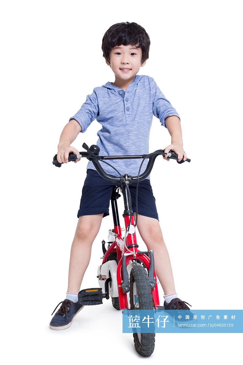 快乐的男孩骑自行车