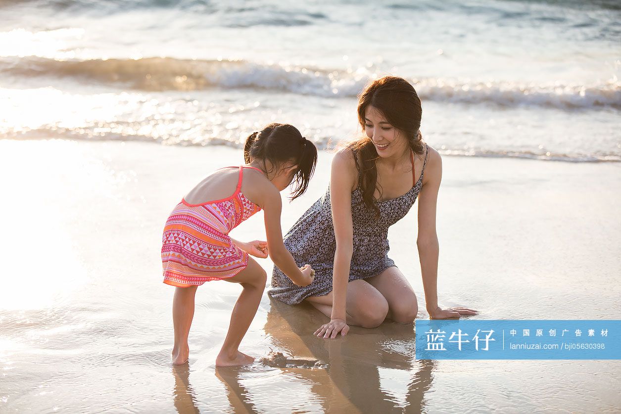 母女在沙滩玩耍