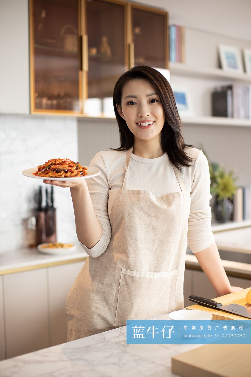 年轻女性居家做饭