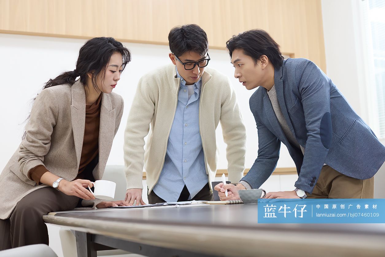 商务人士会议室开会