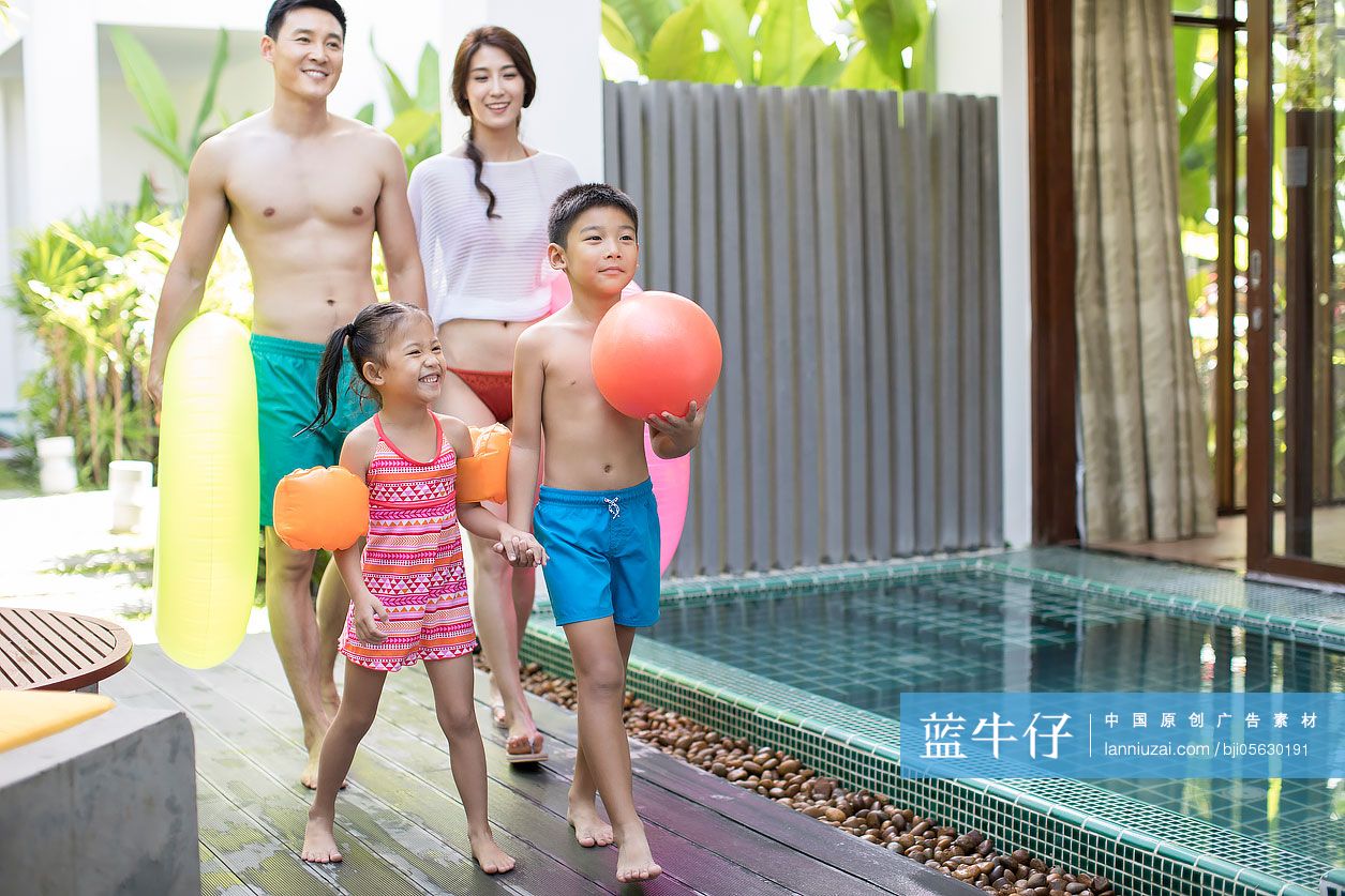 快乐的年轻家庭去游泳