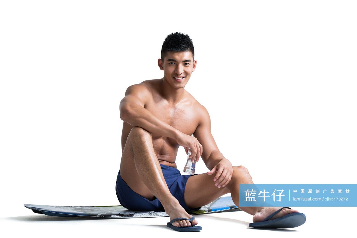 年轻都市型男喝水休息