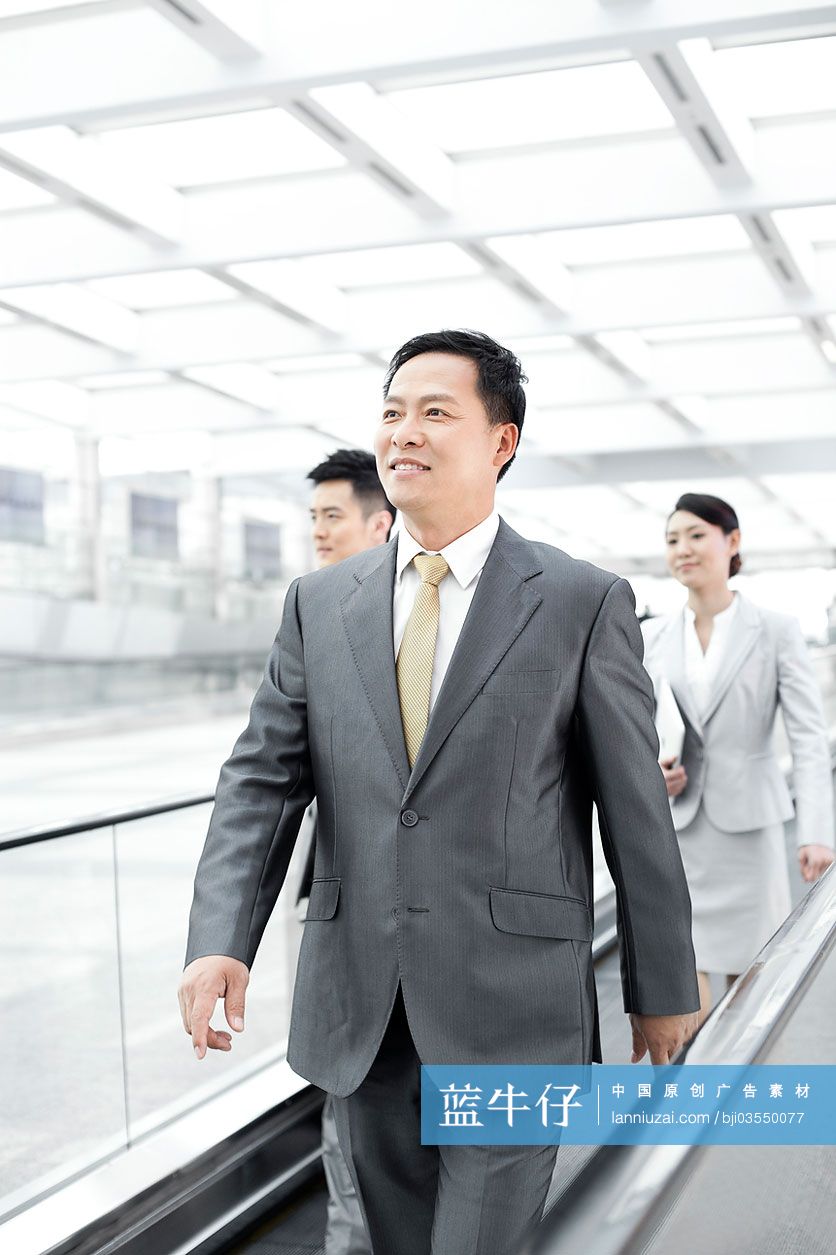 商务人士乘坐机场电梯