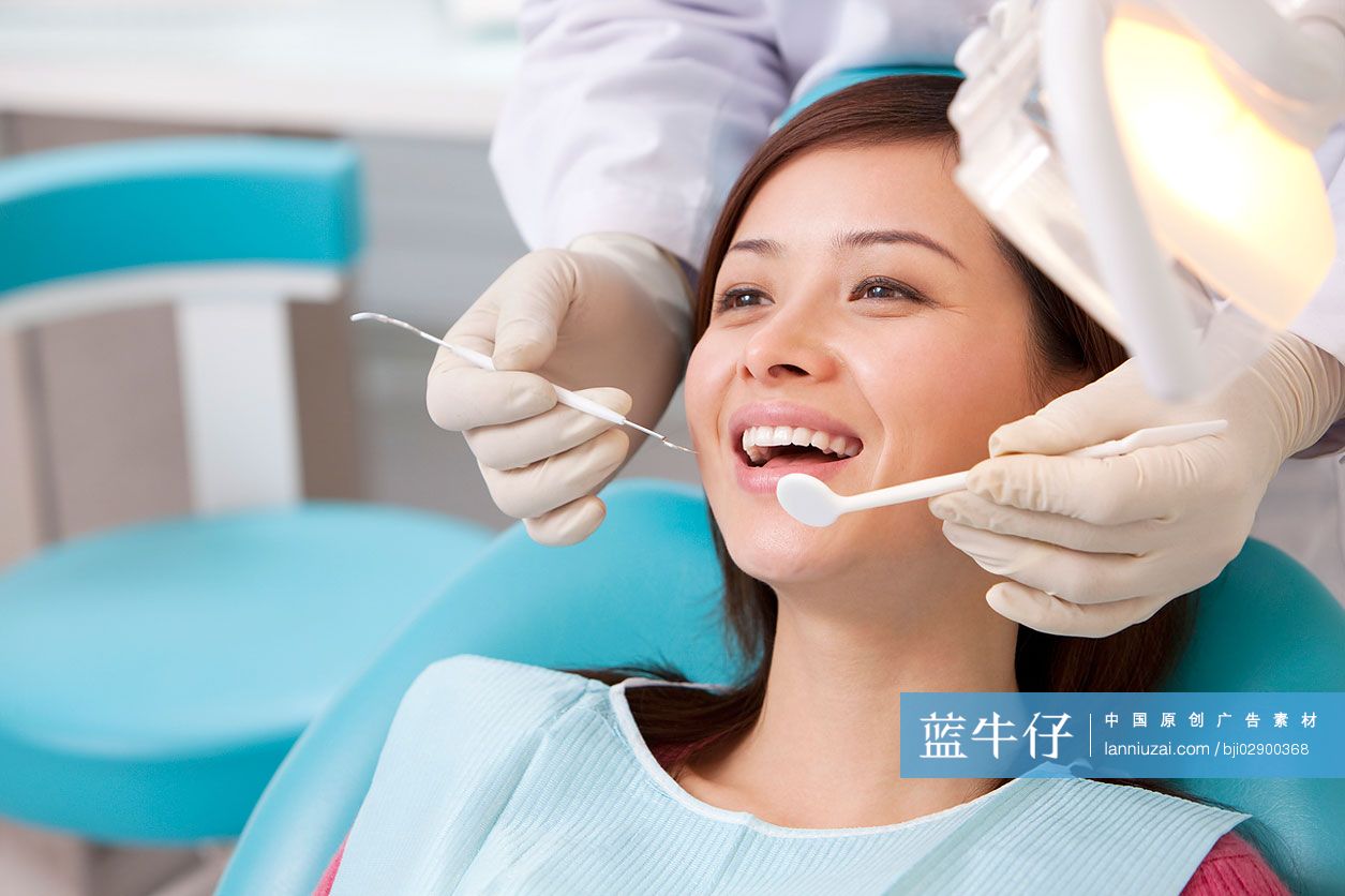 医生给患者治疗