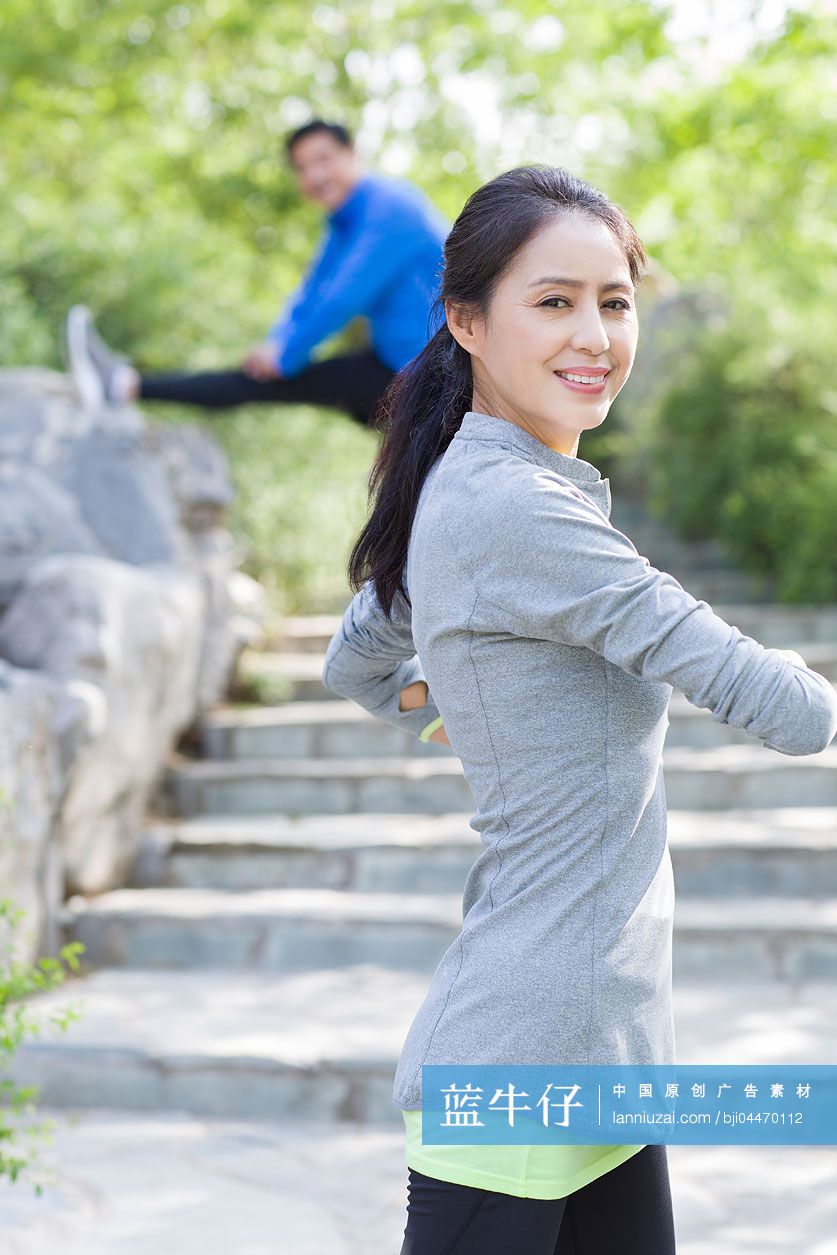 中年女子在公园健身