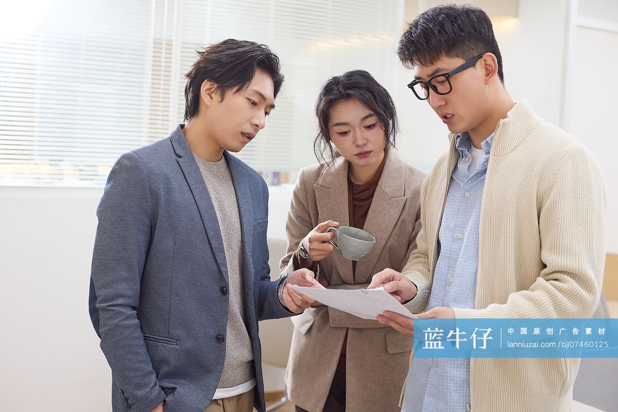 商务人士会议室开会