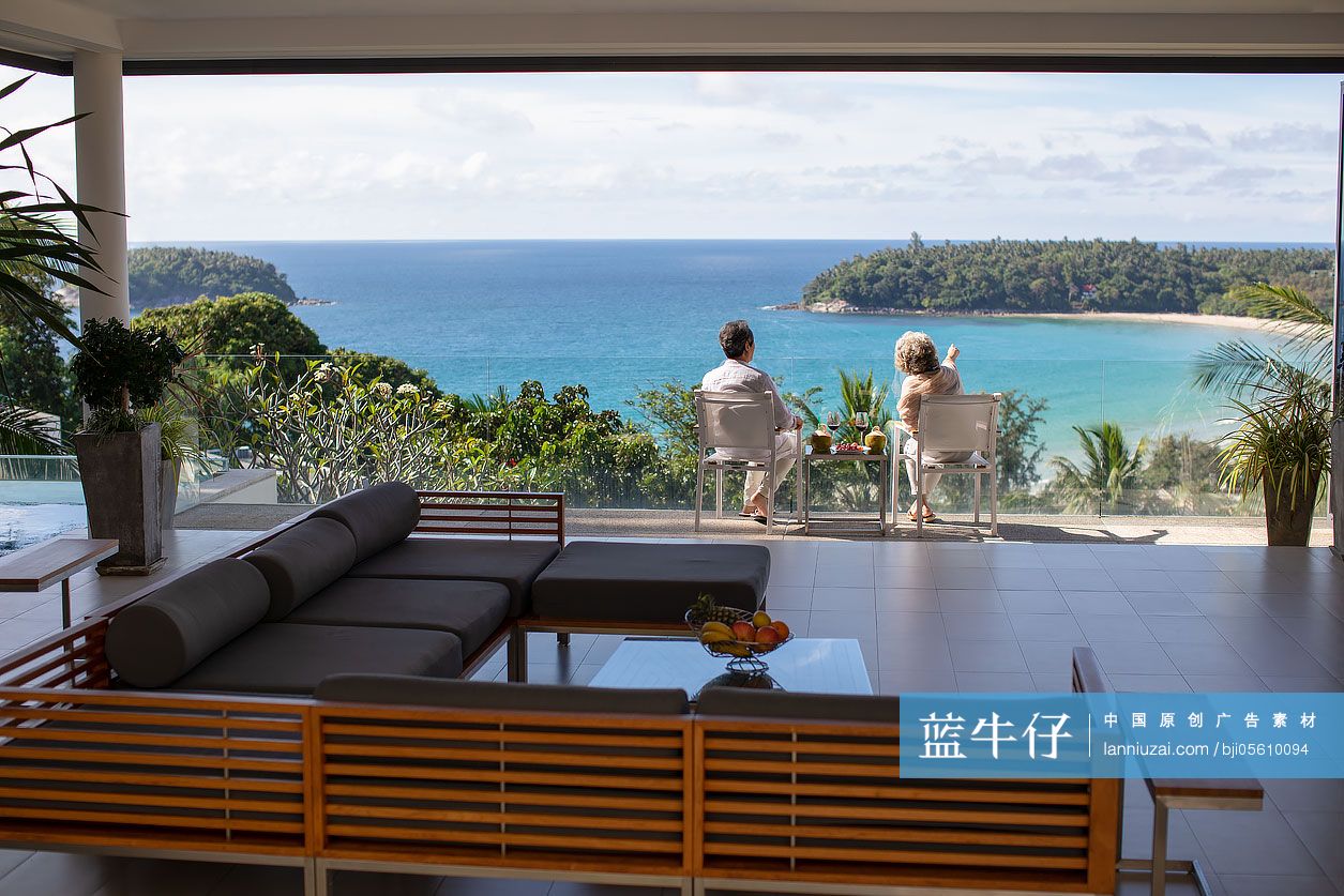 老年夫妇在阳台欣赏风景