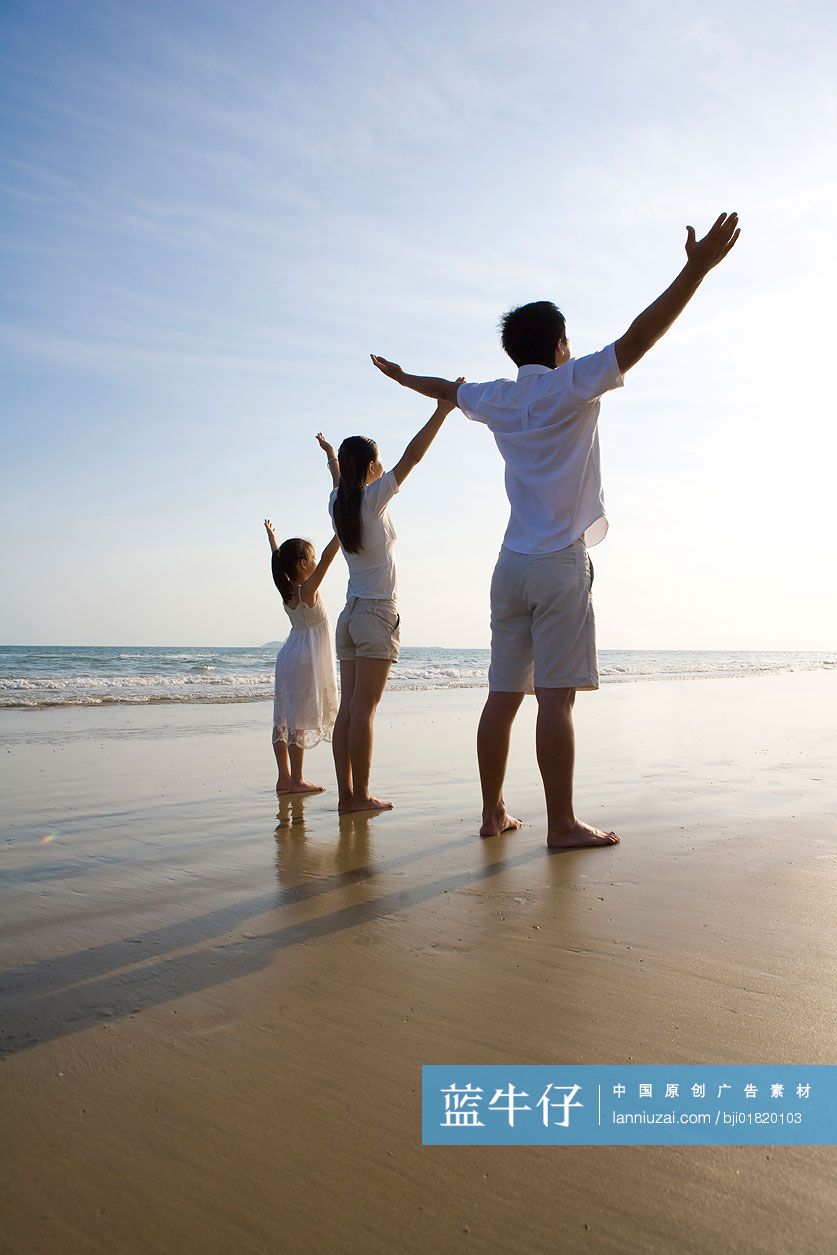 全家人在沙滩上张开双臂