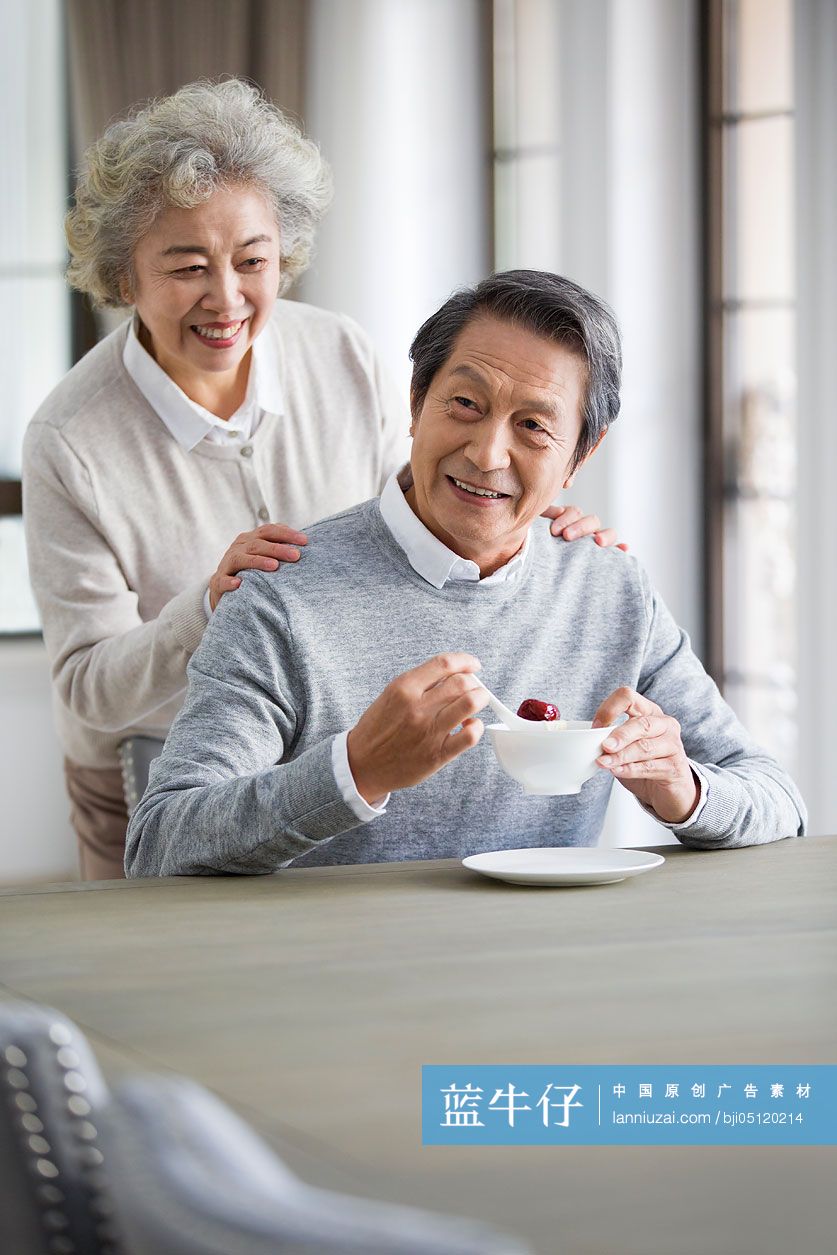 老年男子吃红枣粥