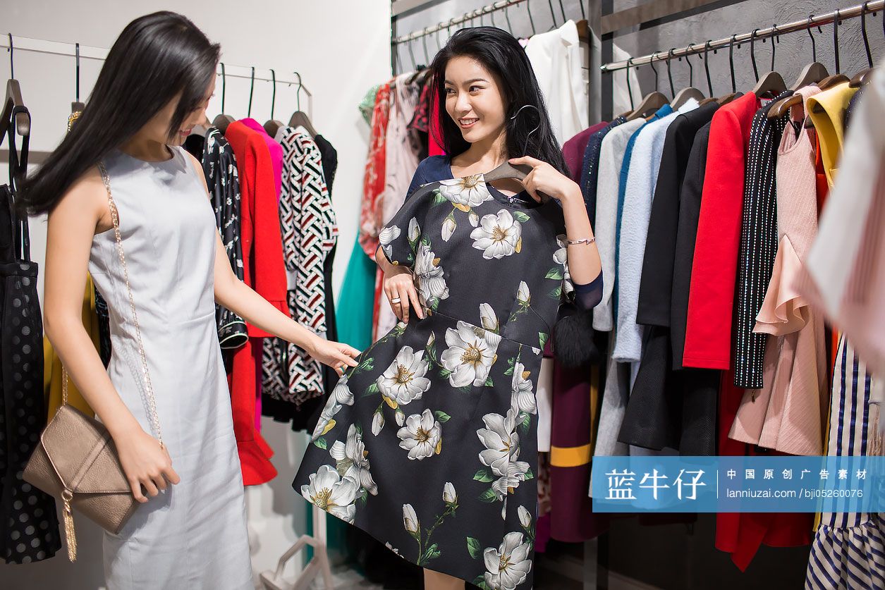 年轻闺蜜逛服装店购物-蓝牛仔影像-中国原创广告影像素材