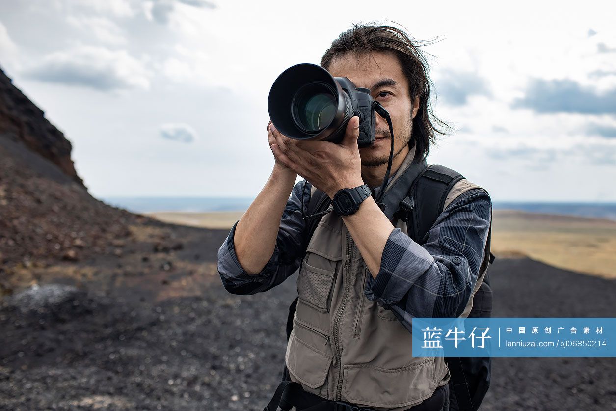 摄影师拍摄远处的风景