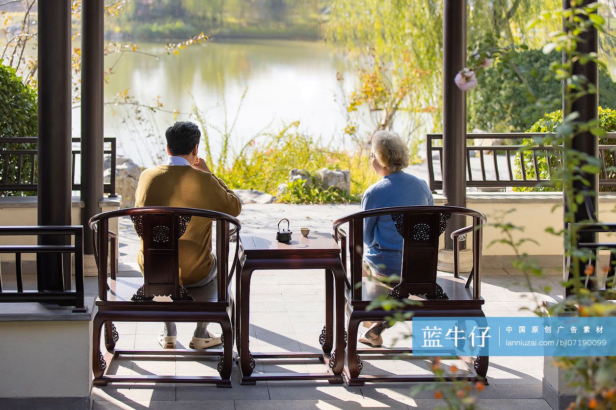 老年夫妻逛公园