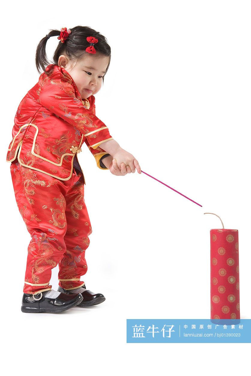 点爆竹的小女孩