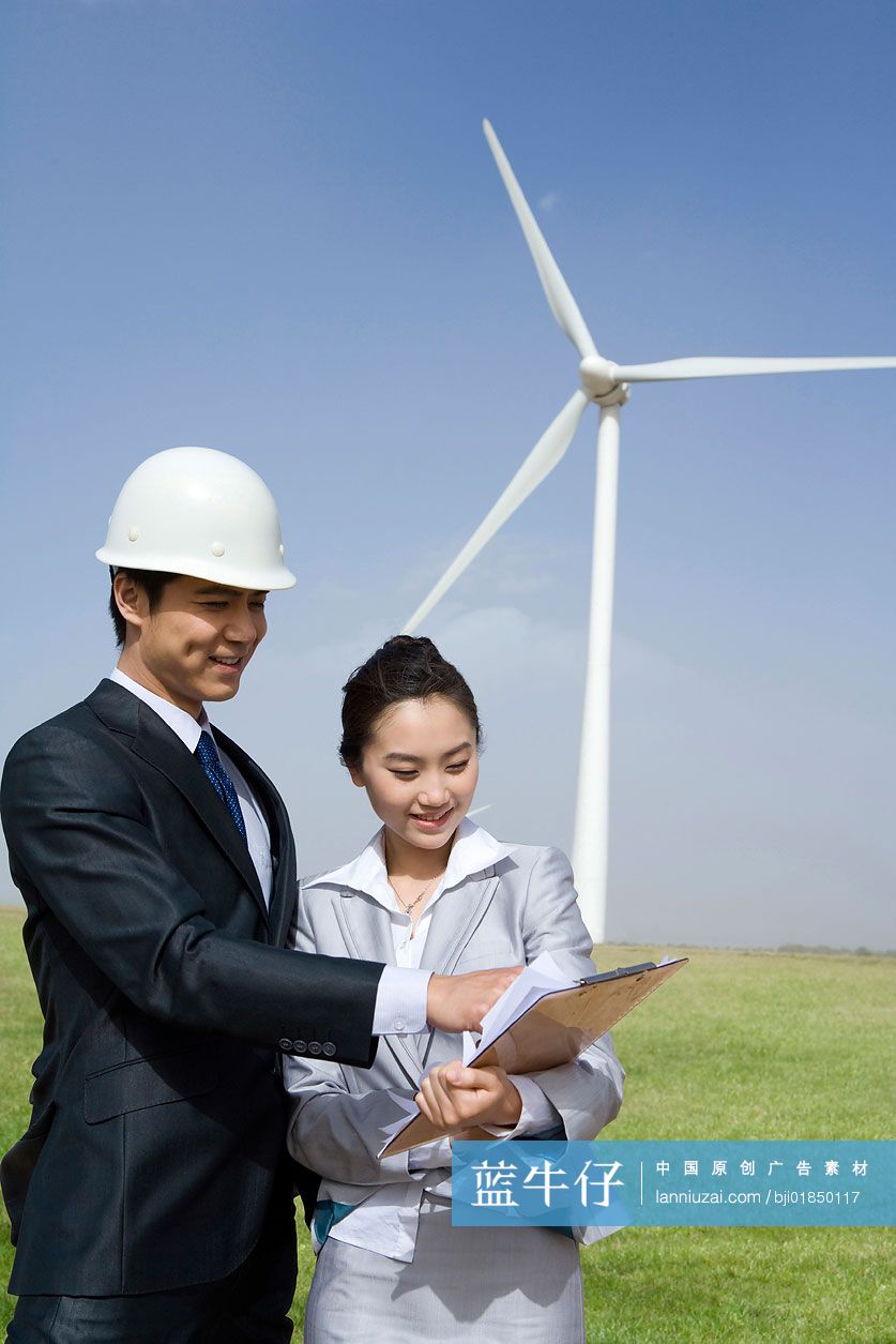 商务人士和发电风车